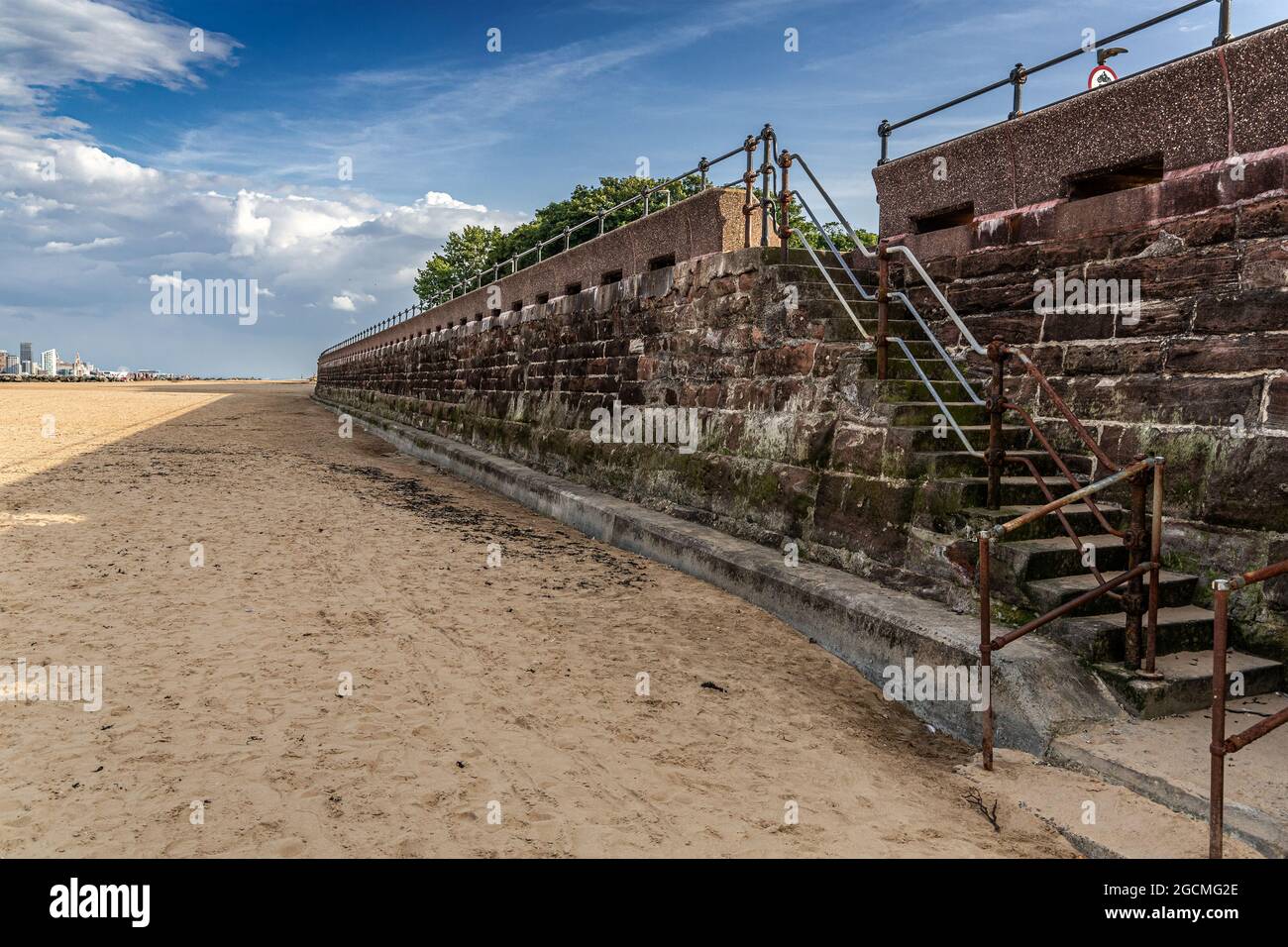 New Brighton, Wirral, Großbritannien: Promenadentreppen und Strand bei Ebbe an der Flussmündung des Mersey. Stockfoto