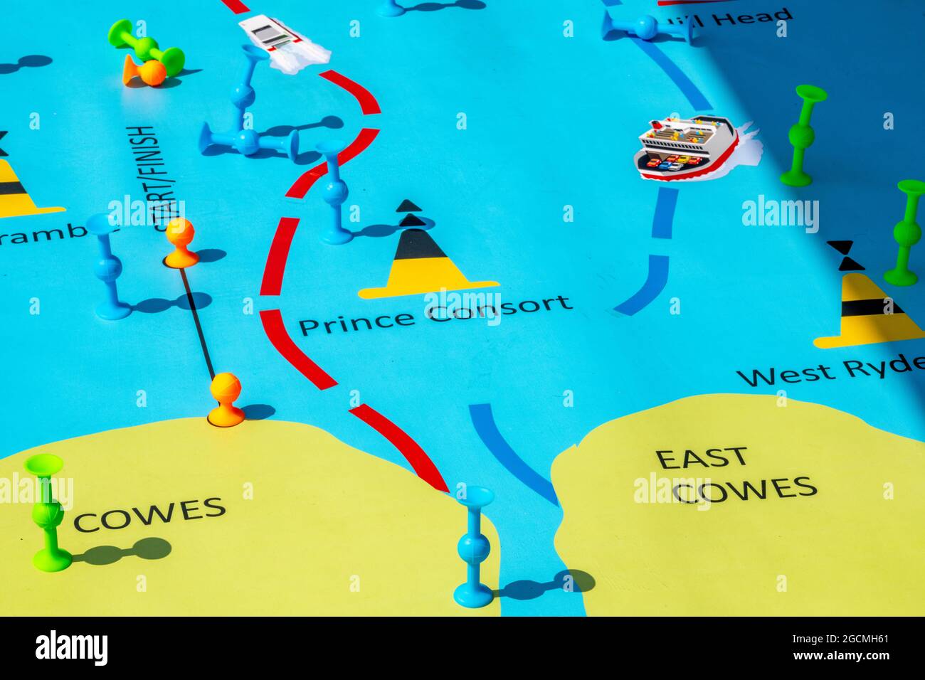 cowes Week, Segelregatta. isle of wight, Segelregatta, Seekarte, nautische Karte, Yacht-Rennkarte, Reggata-Rennkarte oder -Karte. Stockfoto