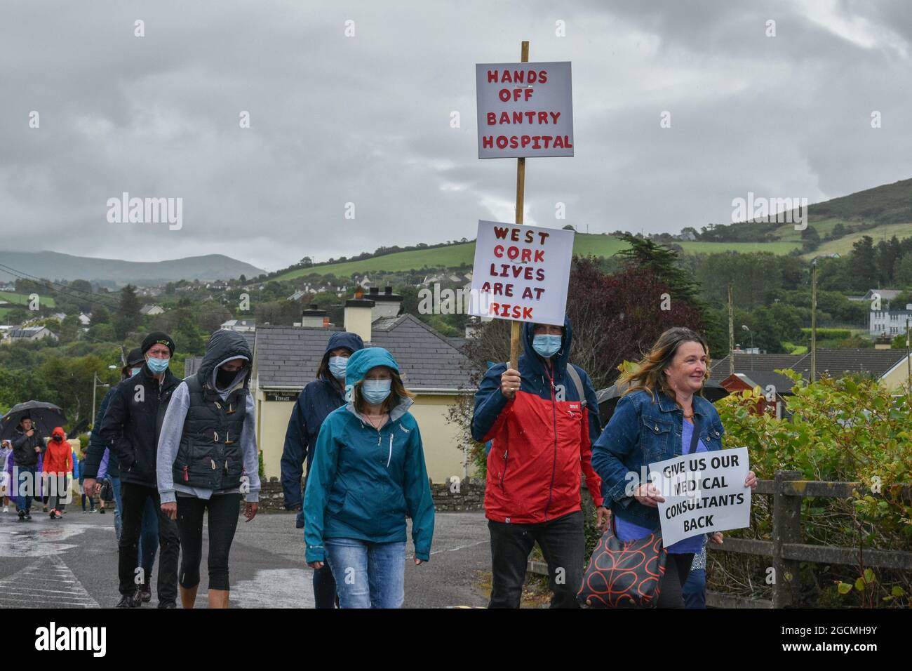 Bantry, West Cork, Irland. August 2021. Tausende von Menschen marschierten durch die Straßen von Bantry, um das Bantry General Hospital zu retten. Kredit: Karlis Dzjamko/Alamy Live Nachrichten Stockfoto