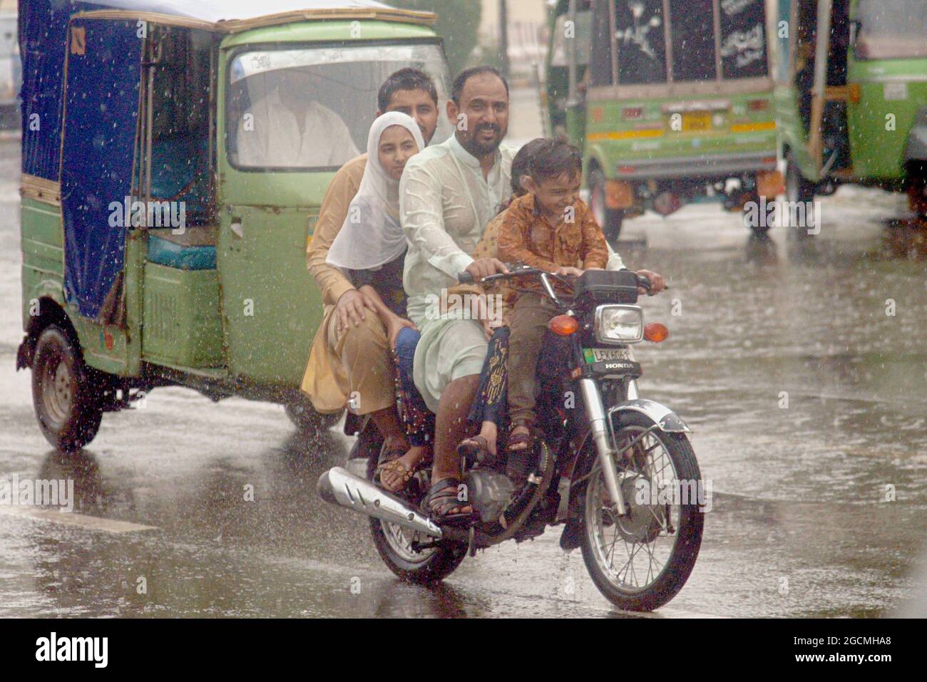 Pakistanische Autofahrer sind am 8. August 2021 bei starkem Monsunregen am Shimla Hill chowk in der Provinzhauptstadt Lahore, Pakistan, unterwegs. (Foto von Rana Sajid Hussain / Pacific Press/Sipa USA) Stockfoto