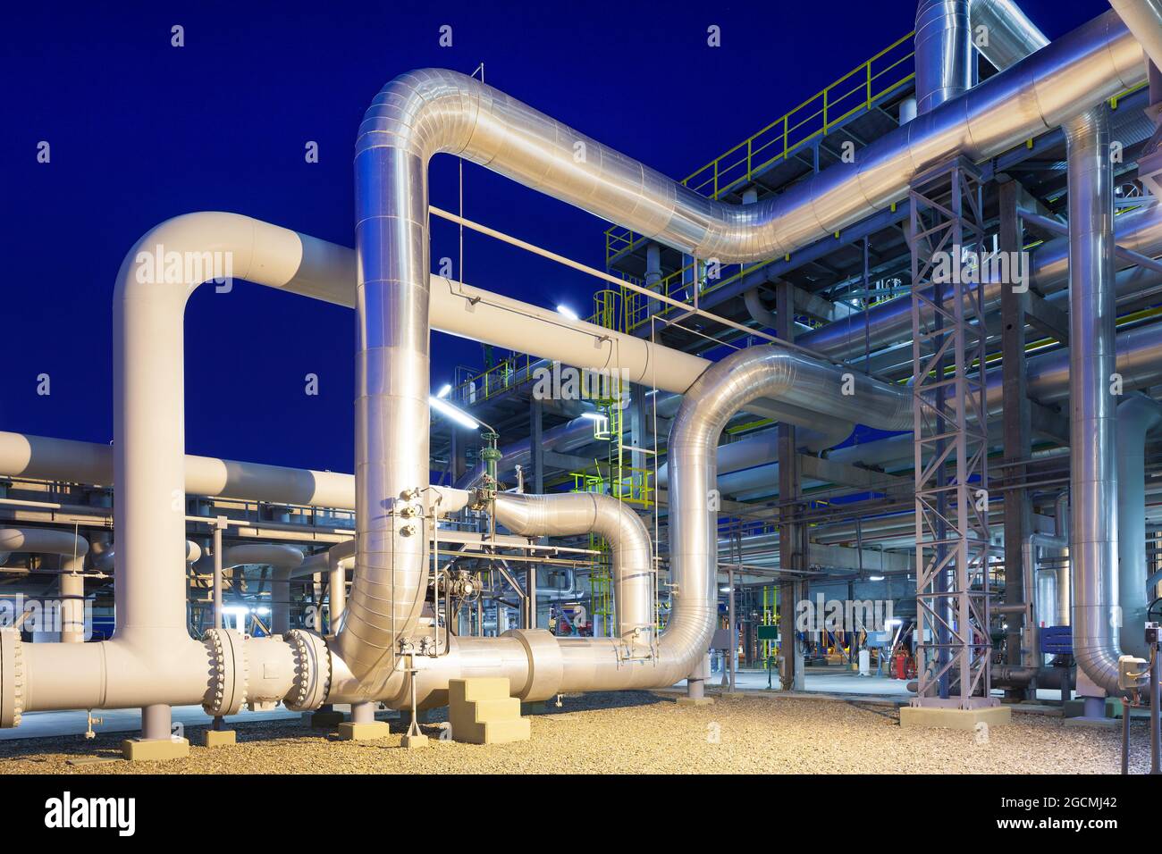 Blick auf eine Gasraffinerie, die in der Dämmerung beleuchtet wird. Stockfoto