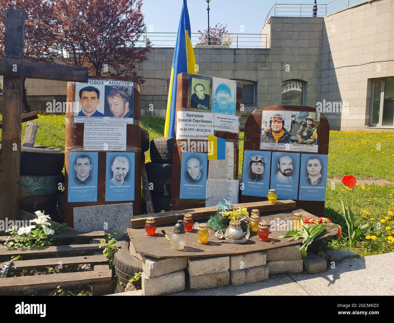 Kiew, Ukraine-29. April 2018: Fotos der Opfer der Proteste auf Maidan Nezalezhnosti in Kiew, Ukraine. Denkmal auf der Heroyiv Nebesnoyi Sotni Allee. U Stockfoto