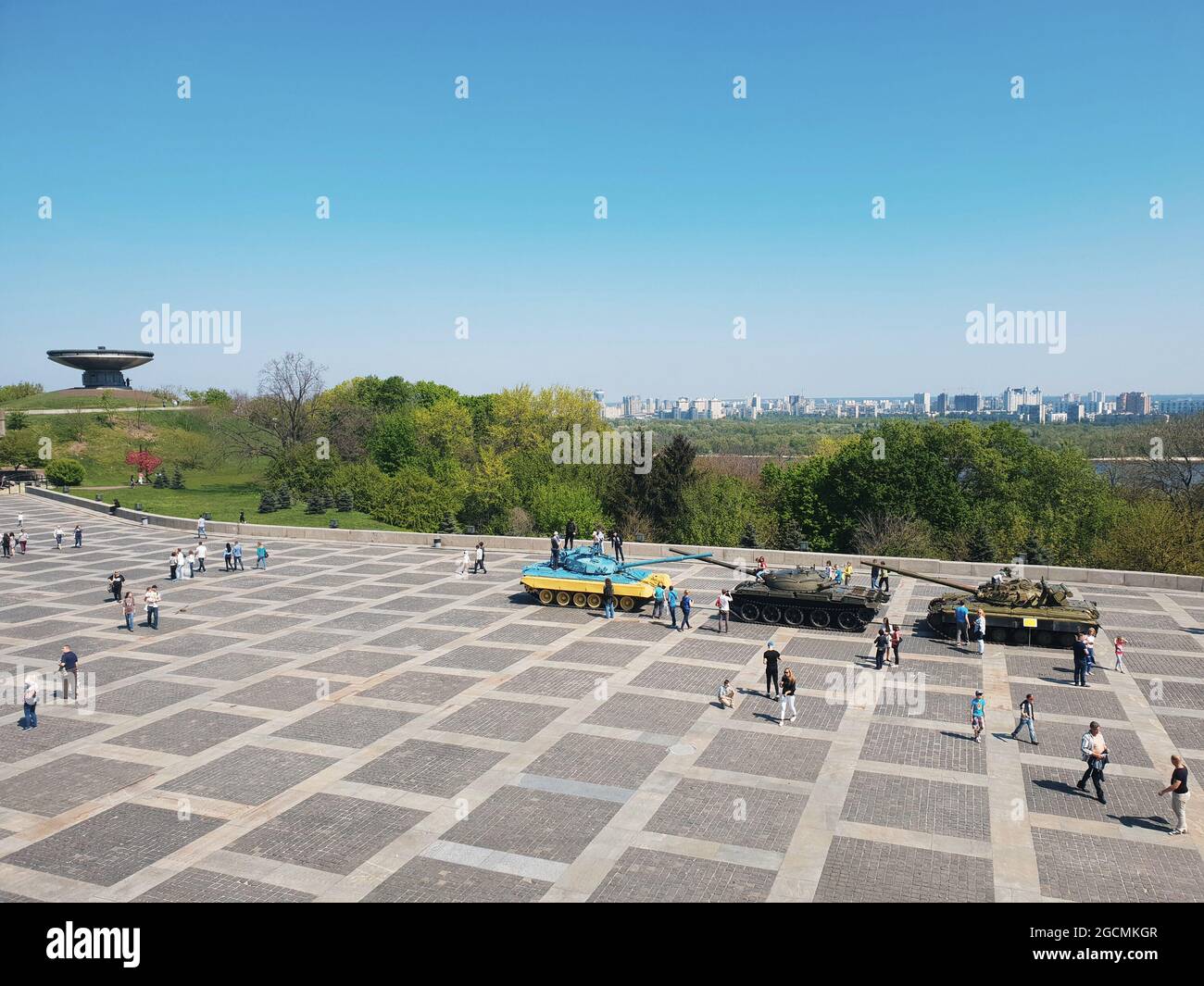 Kiew, Ukraine-29. April 2018: Menschen, die Fotos machen, und Kinder, die auf den bunten Panzern in der Nähe des Mutterland-Denkmals in Kiew spielen: Touristen und Stockfoto