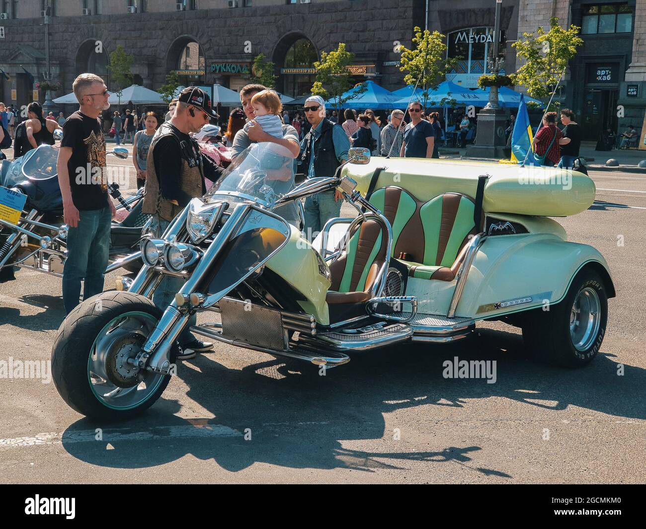 Kiew, Ukraine-29. April 2018: Gruppe von Menschen neugierig Blick auf und erleben geparkte spektakuläre Dreirad-Motorrad auf Kreschatik Straße i Stockfoto