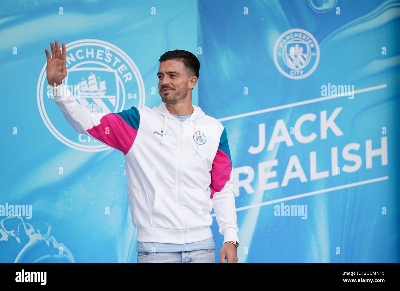 Der neue singende Jack Grealish von Manchester City begrüßt die Fans nach der Pressekonferenz im Etihad Stadium, Manchester. Bilddatum: Montag, 9. August 2021. Stockfoto