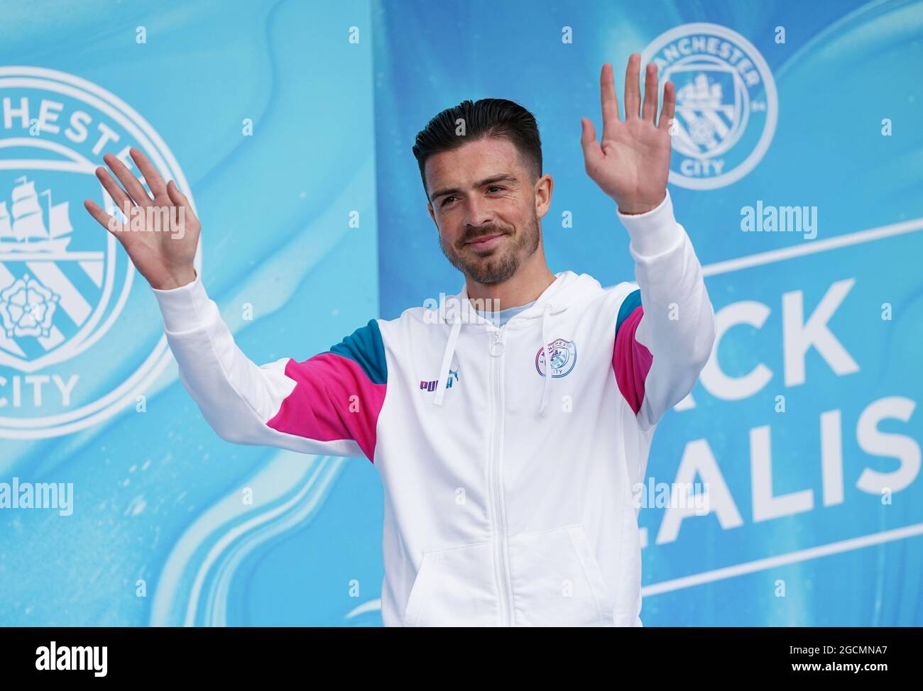 Der neue singende Jack Grealish von Manchester City begrüßt die Fans nach der Pressekonferenz im Etihad Stadium, Manchester. Bilddatum: Montag, 9. August 2021. Stockfoto