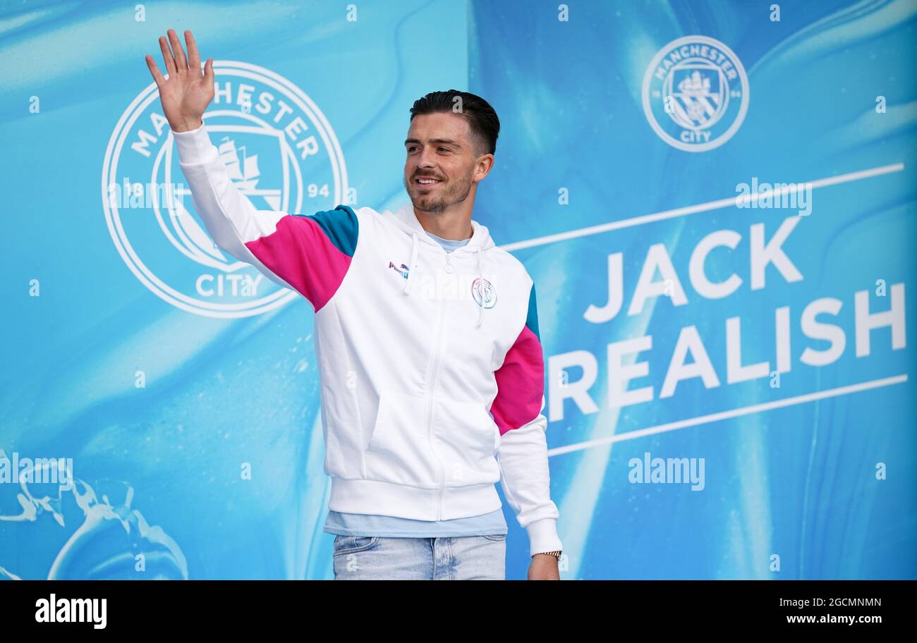 Der neue singende Jack Grealish von Manchester City begrüßt die Fans nach der Pressekonferenz im Etihad Stadium, Manchester. Bilddatum: Montag, 9. August 2021. Stockfoto