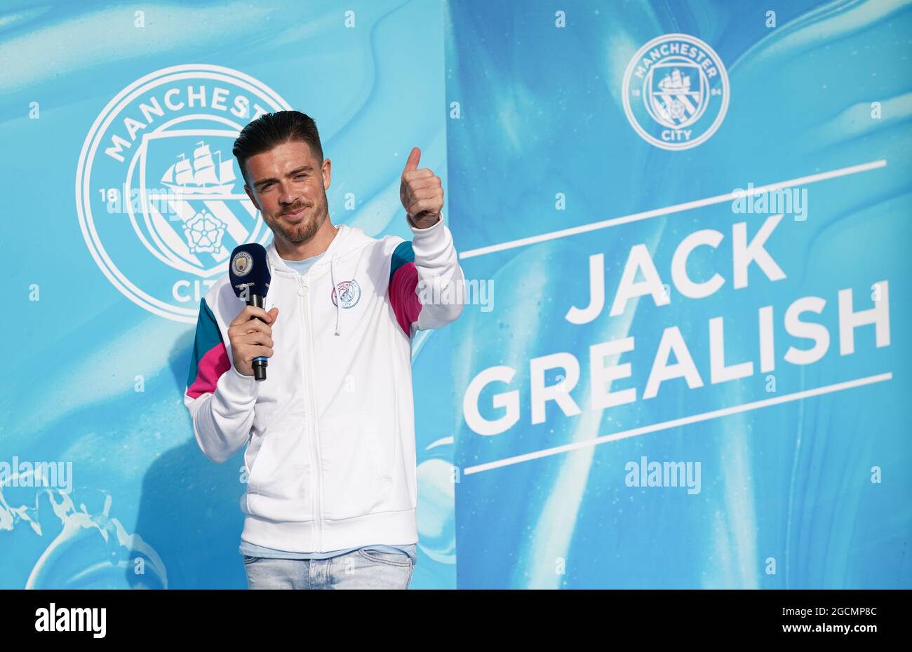 Der neue Gesang von Manchester City, Jack Grealish, spricht nach der Pressekonferenz im Etihad Stadium, Manchester, mit den Fans draußen. Bilddatum: Montag, 9. August 2021. Stockfoto