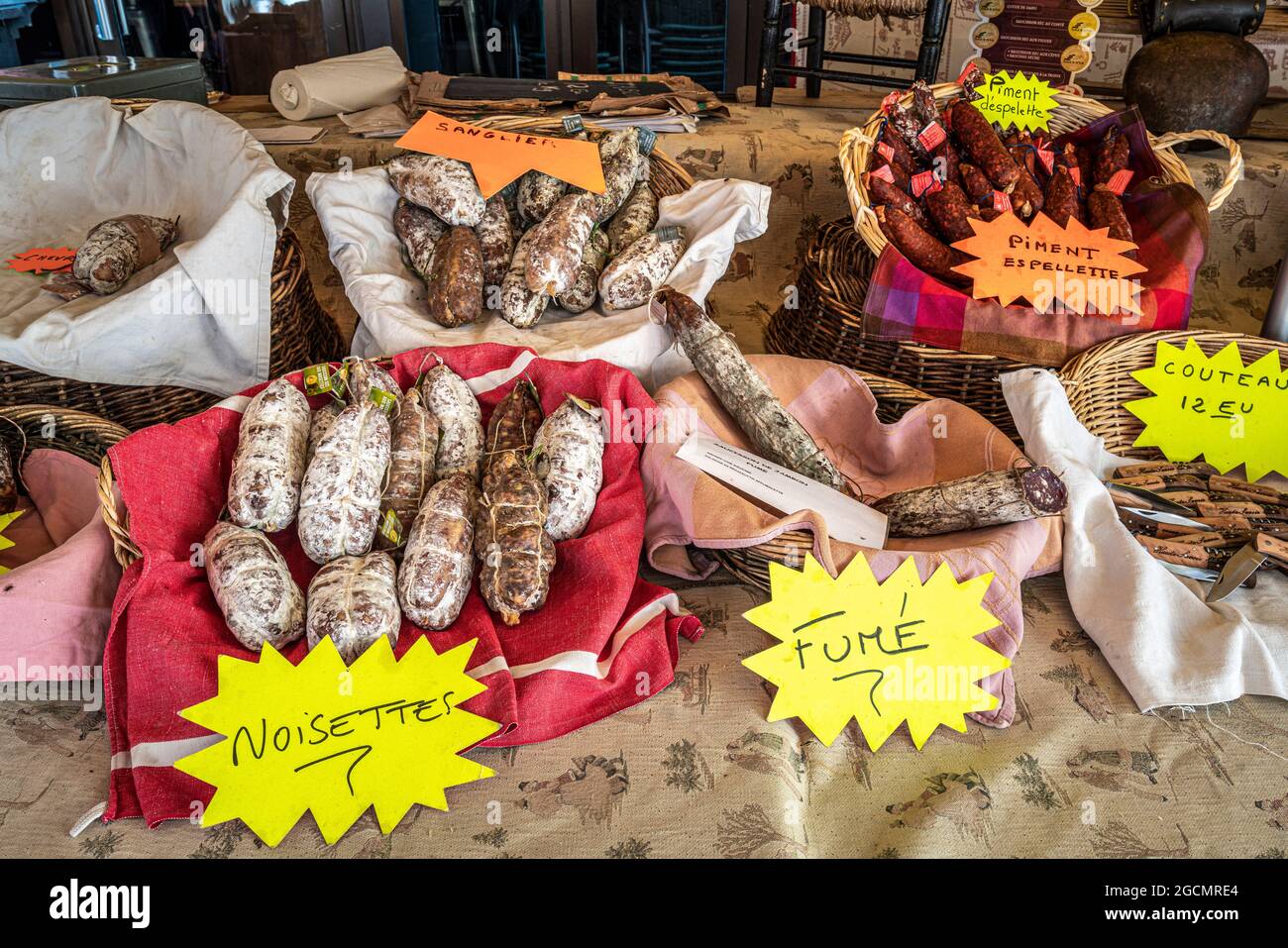 Typische Produkte zum Verkauf an den Ständen auf dem traditionellen Markt von Annecy. Annecy, Département Savoie, Region Auvergne-Rhône-Alpes, Frankreich, Europa Stockfoto