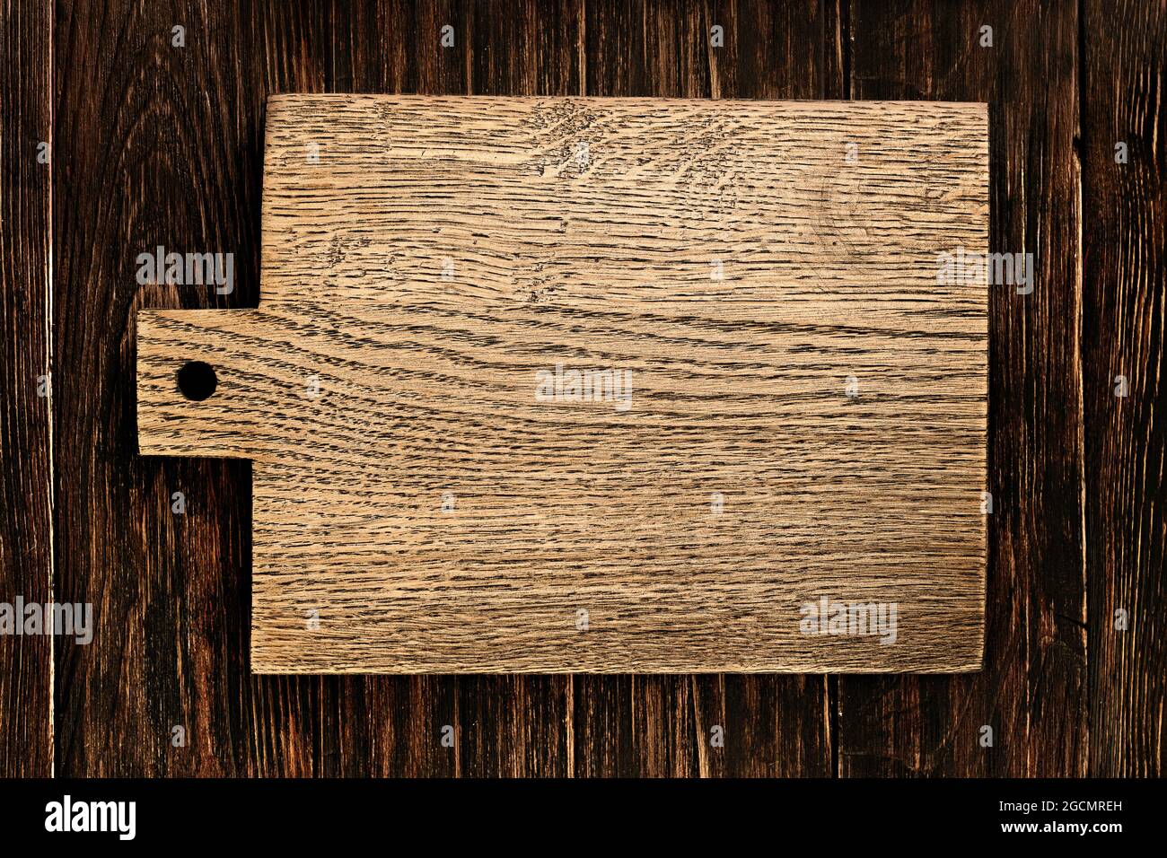 Küche Schreibtisch Kochen mockup. Leere vintage Holz Schneidebrett auf rustikalen Holztisch Draufsicht Stockfoto