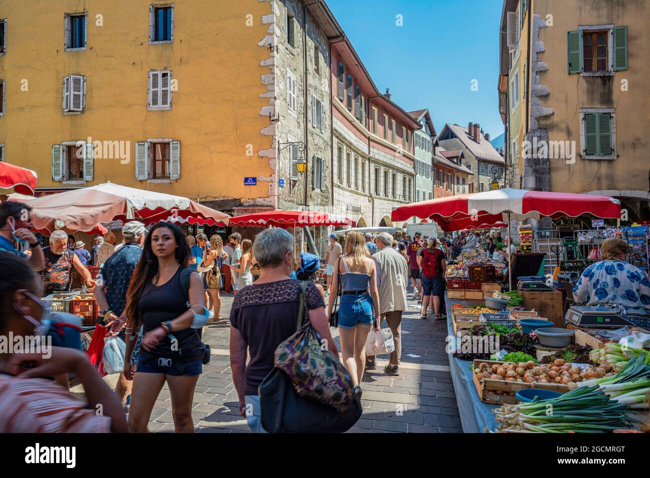 Touristen auf dem lokalen Markt in der Via della Repubblica in Annecy an einem sonnigen Sommertag. Annecy, Département Savoie, Region Auvergne-Rhône-Alpes, Frankreich Stockfoto