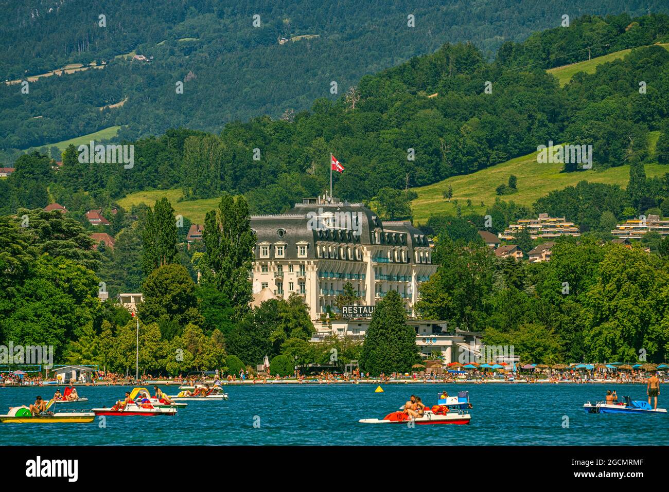 Der Kaiserpalast blickt direkt auf den See Annecy, der von Touristen und Einheimischen für Sommerferien genutzt wird. Annecy, Département Savoie, Auvergne-Rhône-Alpes RE Stockfoto