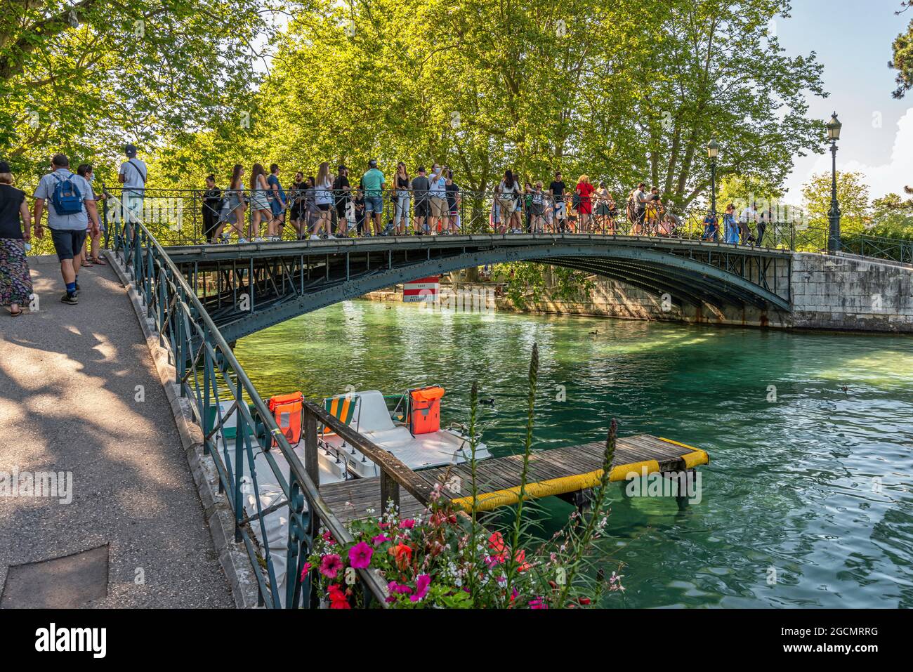 Touristen schlendern auf der Brücke der Liebenden über den Kanal Le Vassè. Annecy, Département Savoie, Region Auvergne-Rhône-Alpes, Frankreich, Europa Stockfoto