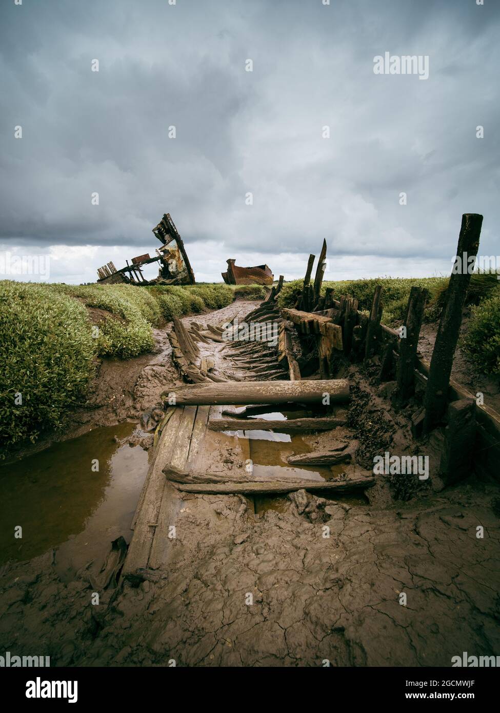 Verrottender Rumpf verlassene Fischerboote auf Fleetwood Lancashire Stockfoto