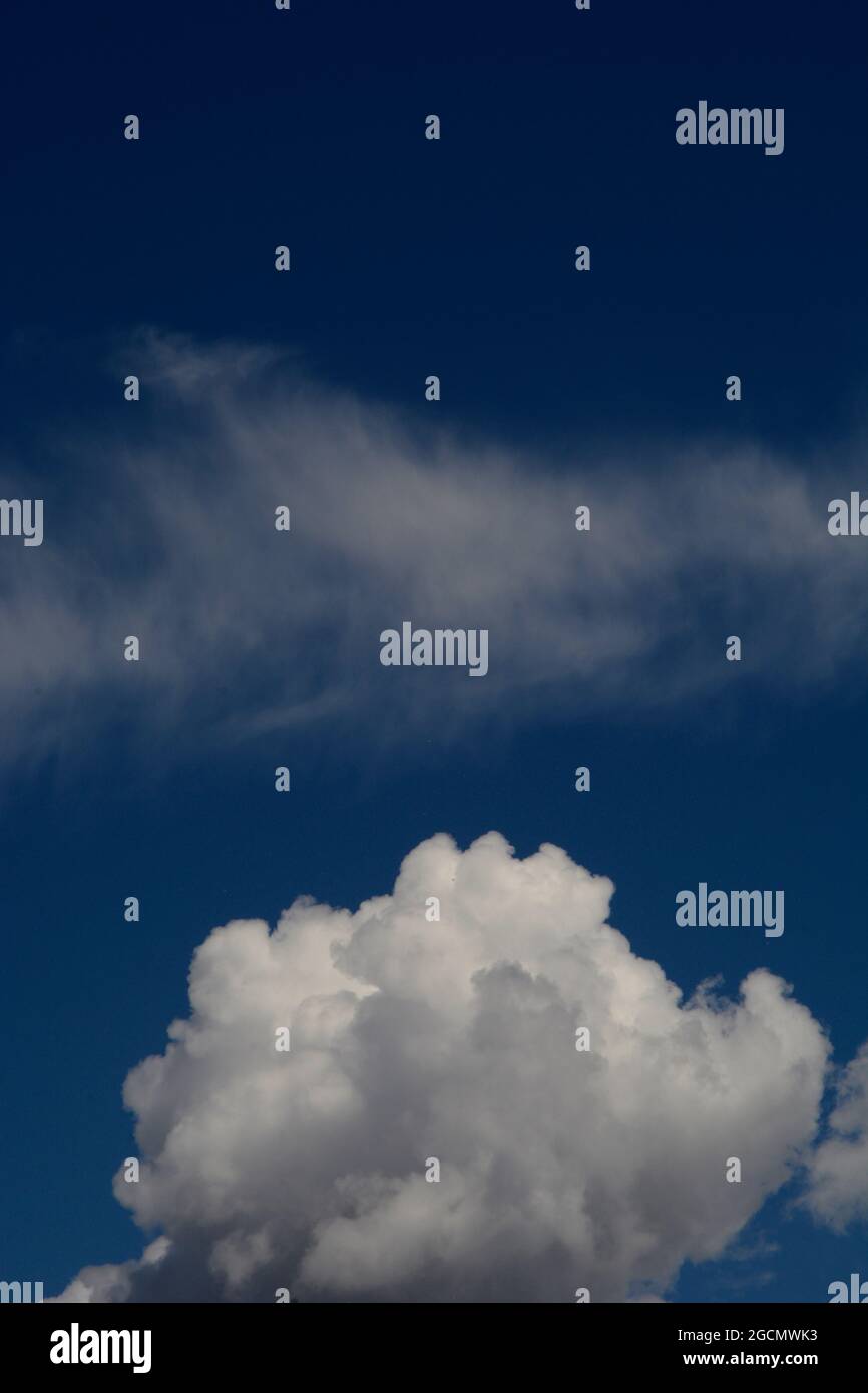 Cumulus Wolken schweben hoch im Himmel über New Mexico im amerikanischen Südwesten. Stockfoto