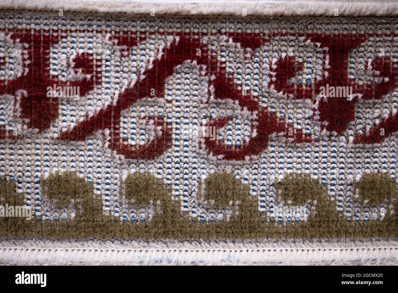 Das kasachische Nationalmuster ist auf Stoff gestickt Stockfoto