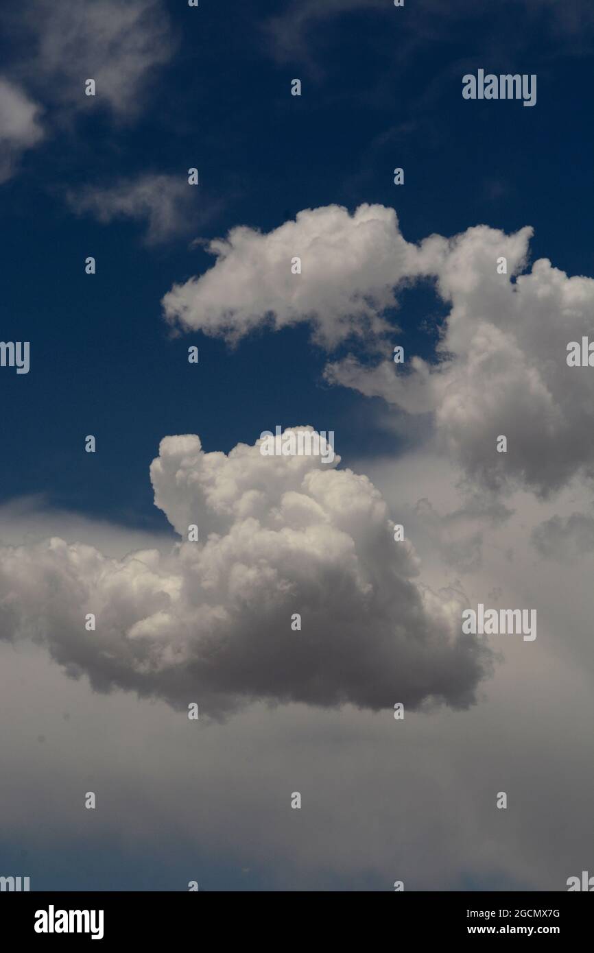 Cumulus Wolken schweben hoch im Himmel über New Mexico im amerikanischen Südwesten. Stockfoto