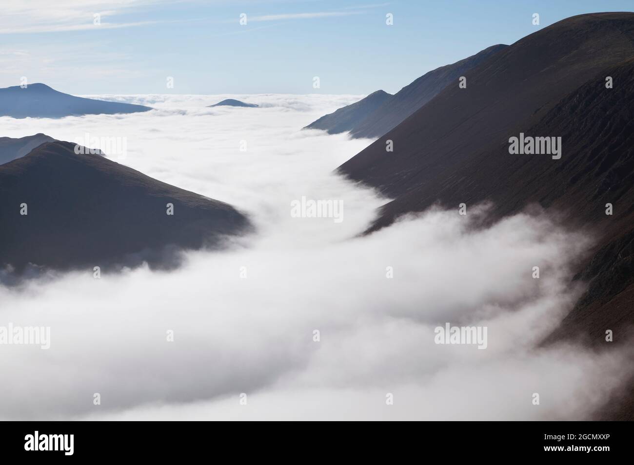 Der Nebel bedeckte Täler von Rigg Beck und Sail Beck von Causey Pike aus gesehen, im englischen Seengebiet Stockfoto