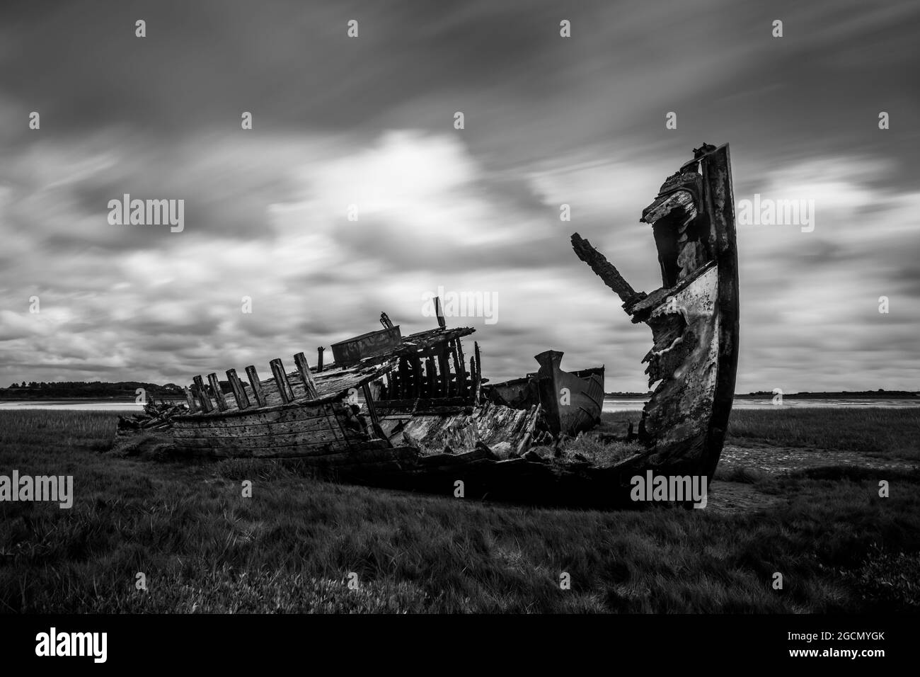 Verrottet Fischerboot am Ufer abgelegt lange Exposition schwarz und weiß Stockfoto