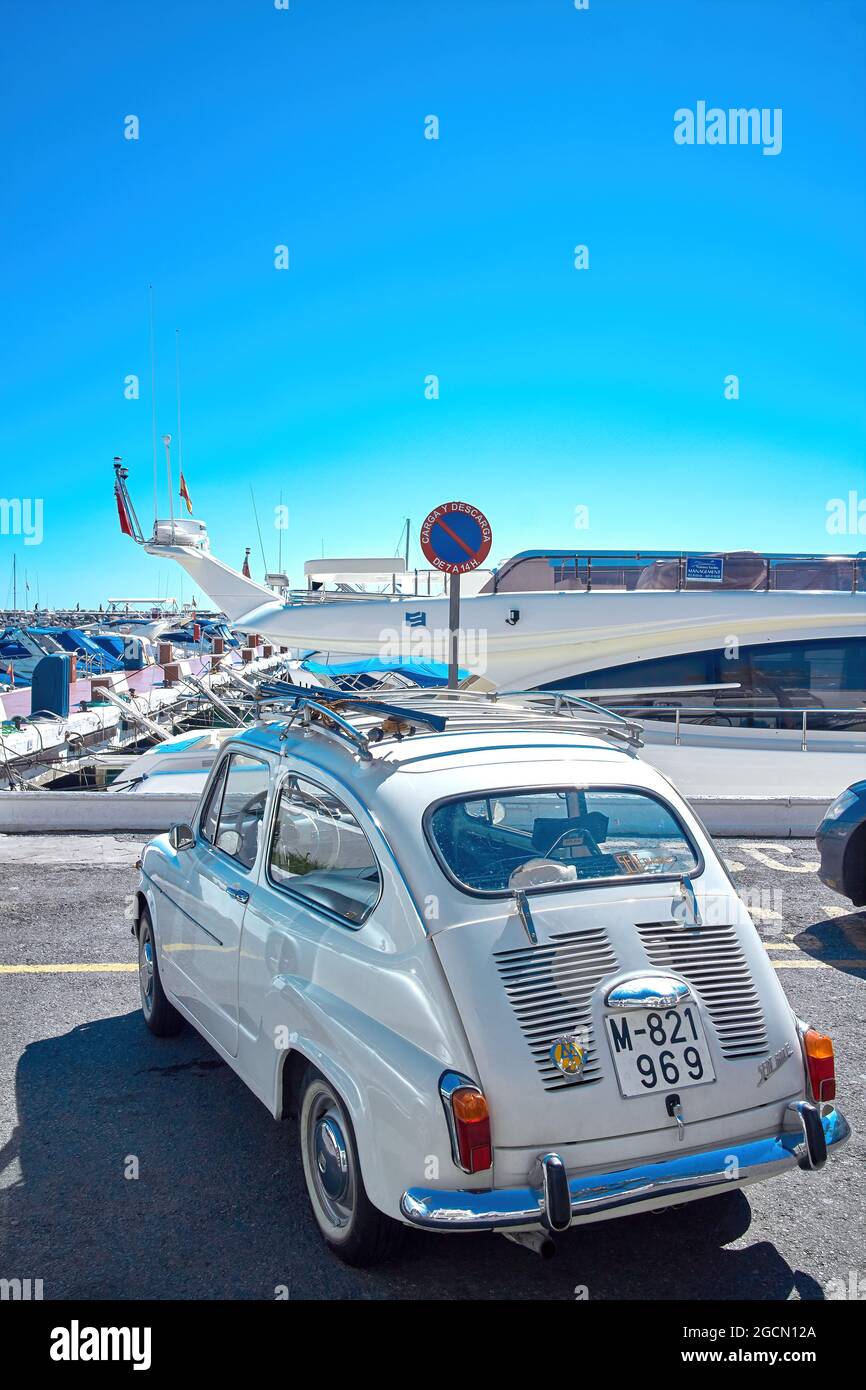 Puerto Banus, Marbella, Spanien-Juni 20 2021.Oldtimer vor dem Yachthafen von Puerto Banus, Marbella. Im Hintergrund befinden sich Luxusboote Stockfoto