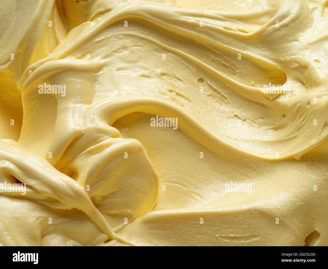 Gelato mit Vanila-Geschmack – Vollformat. Nahaufnahme einer beigen Oberflächenstruktur von Vanilleeis. Stockfoto