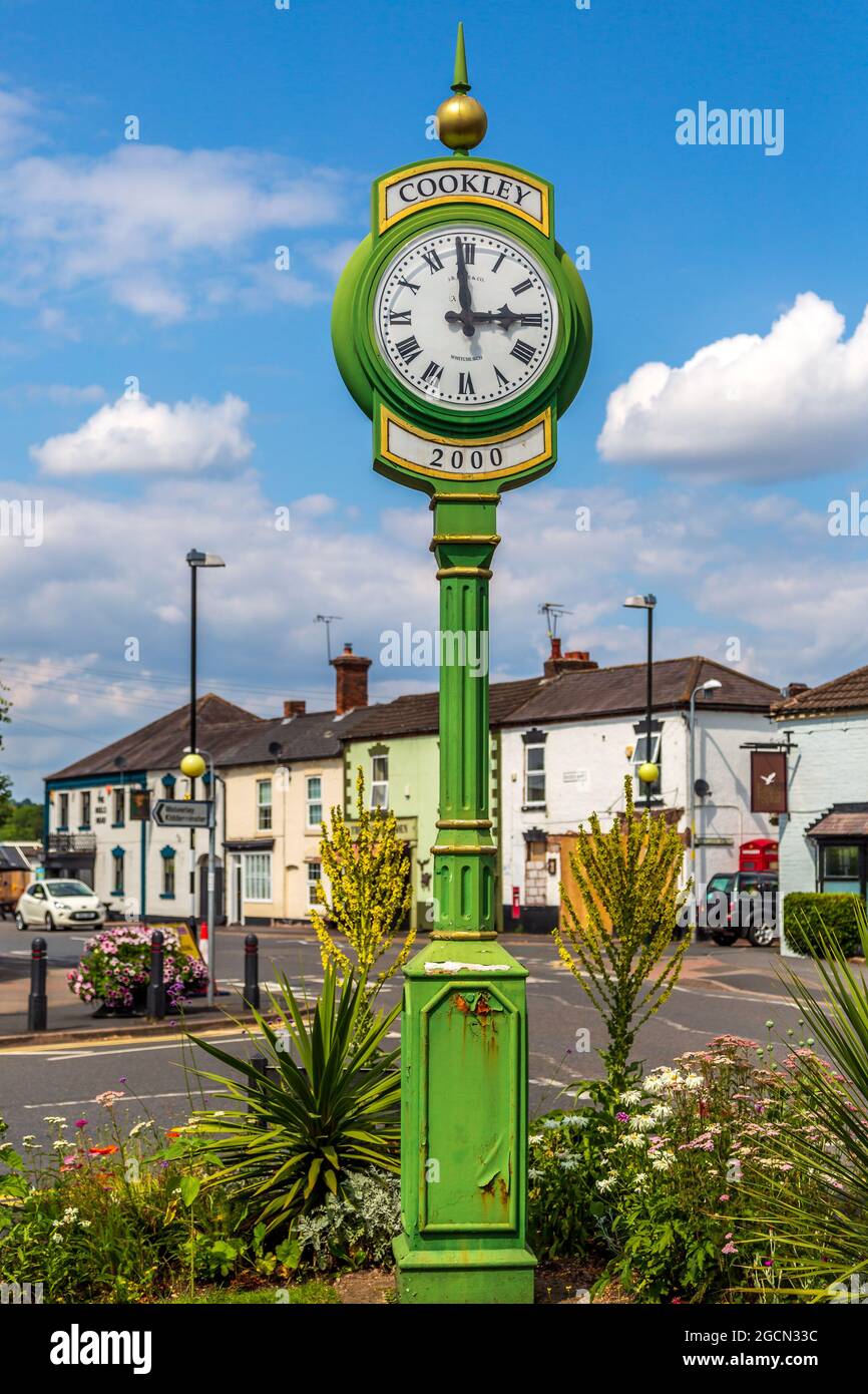 Die Uhr an Elizabeth Bache Corner in Cookley Village, Worcestershire, England. Stockfoto