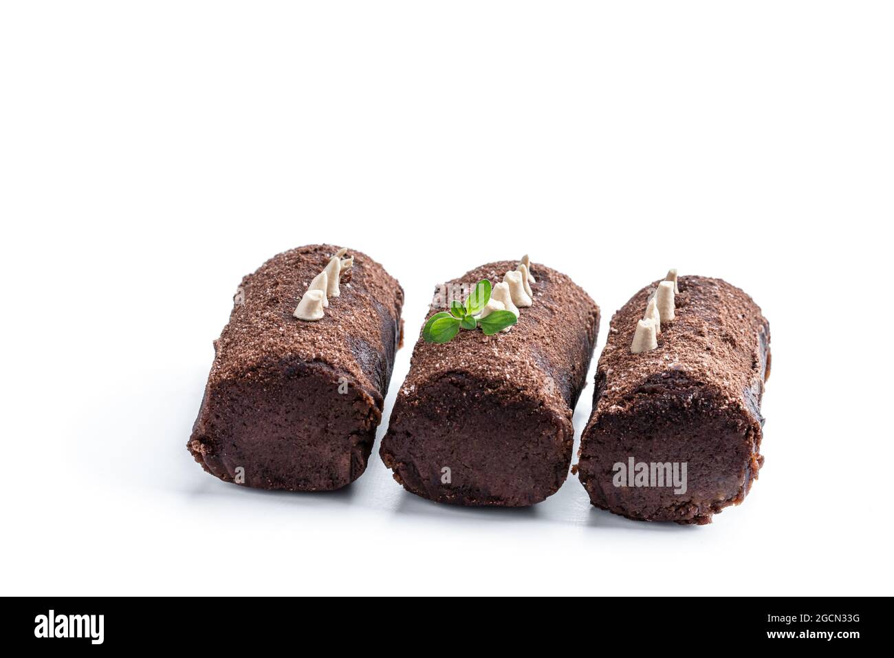 Set von drei traditionellen russischen Schokolade Keks Kuchen isolieren auf weißem Hintergrund Stockfoto