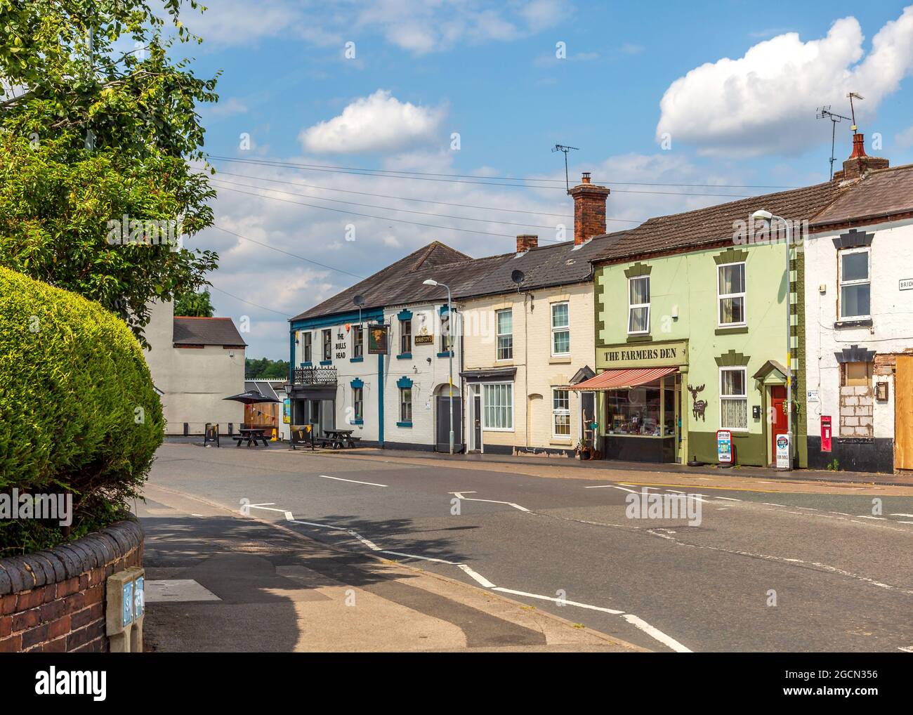 Blick auf die Castle Street im Dorf Cookley in Worcestershire. Stockfoto