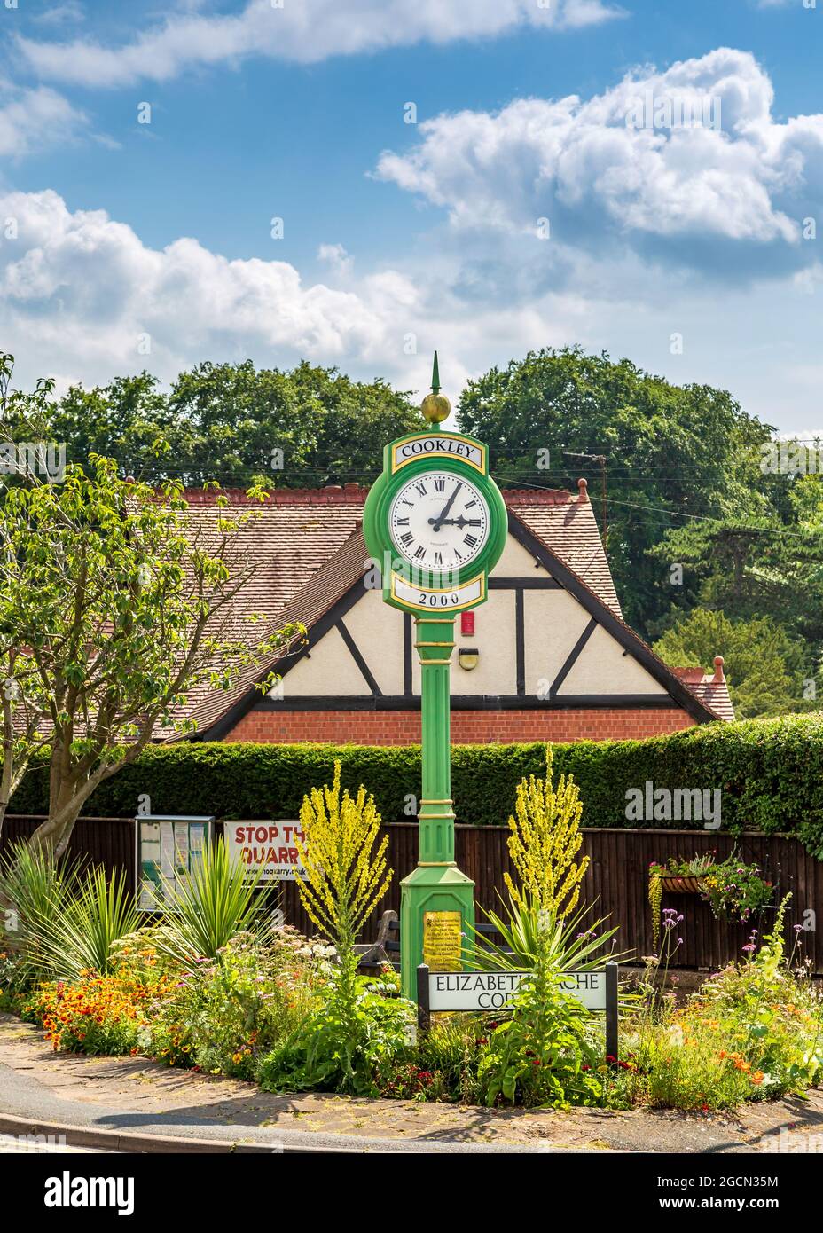 Die Uhr an Elizabeth Bache Corner in Cookley Village, Worcestershire, England. Stockfoto