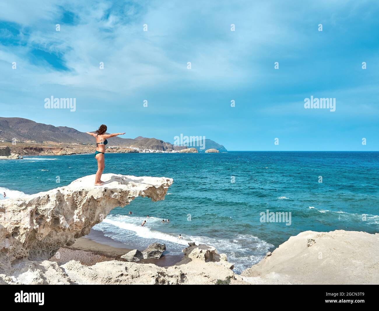 Almería, Andalusien, Spanien - 12. August 2020. Strand Los Escullos im Naturpark Cabo de Gata, Nijar Stockfoto