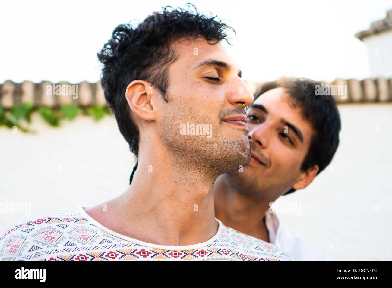 Ein junges schwules Paar in der Liebe. Zwei junge schwule Jungs im Sommer  im Freien. Stolzes Paar brauner kaukasischer Jungen mit Sonnenuntergang im  Hintergrund. Glückliches Paar Stockfotografie - Alamy