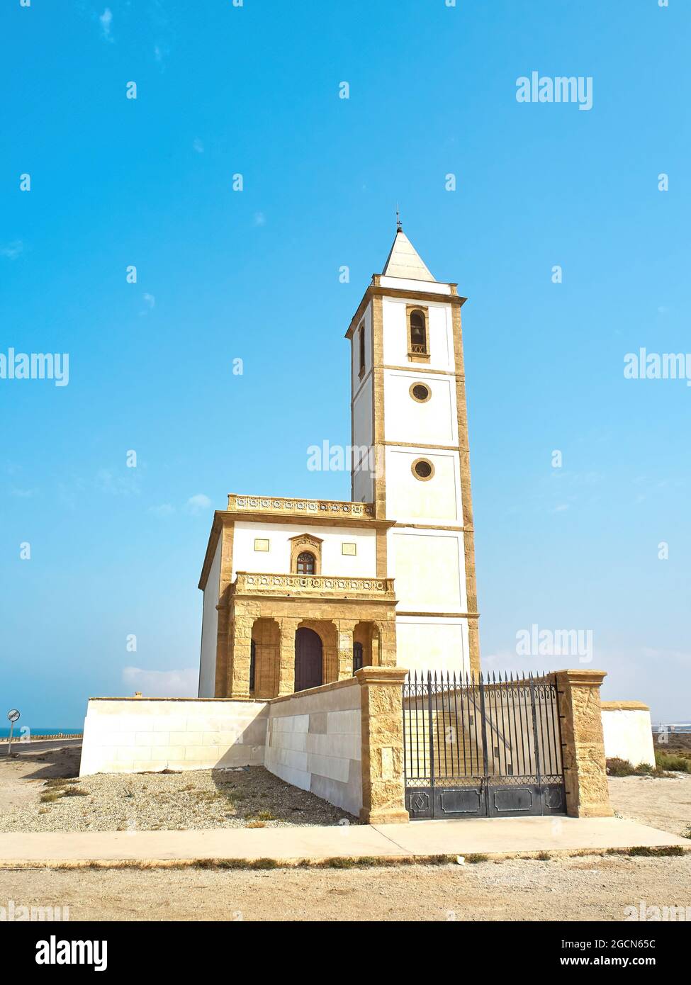 Almería, Andalusien, Spanien - 10. August 2020. Kirche Las Salinas an der Küste des Naturparks Cabo de Gata. Stockfoto