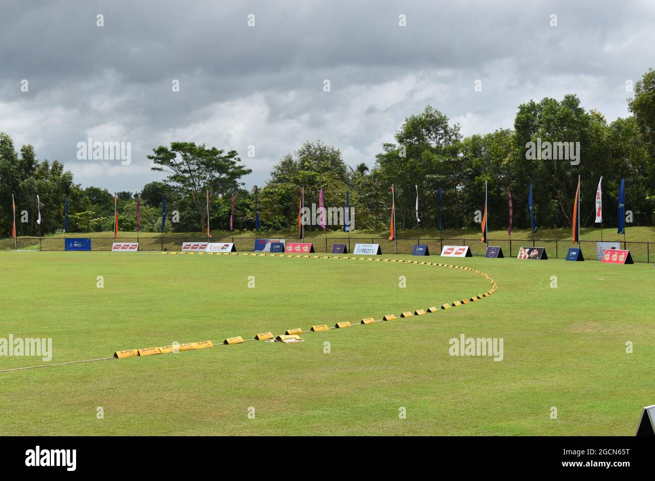 Das malerische Cricket-Gelände der Army Ordinance. Dombagoda. Sri Lanka. Stockfoto