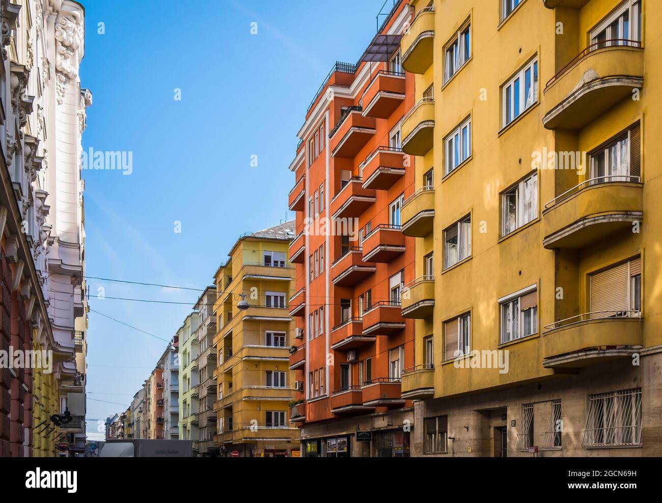 Budapest, Ungarn, März 2020, Blick auf einige bunte Gebäude in der Balzac Straße im 13. Bezirk der Stadt Stockfoto