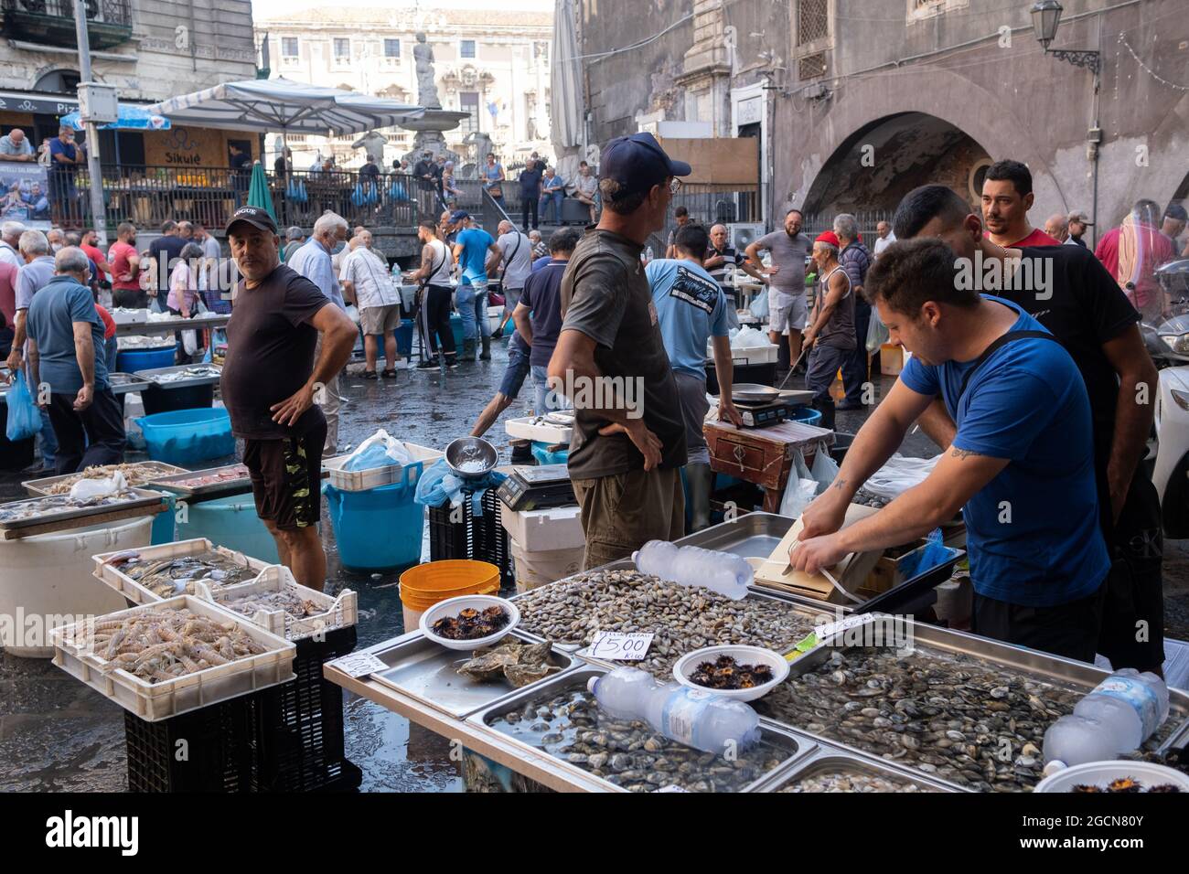 Catania, Sizilien, Italien - 22. Juli 2021: Traditioneller Fischmarkt Stockfoto
