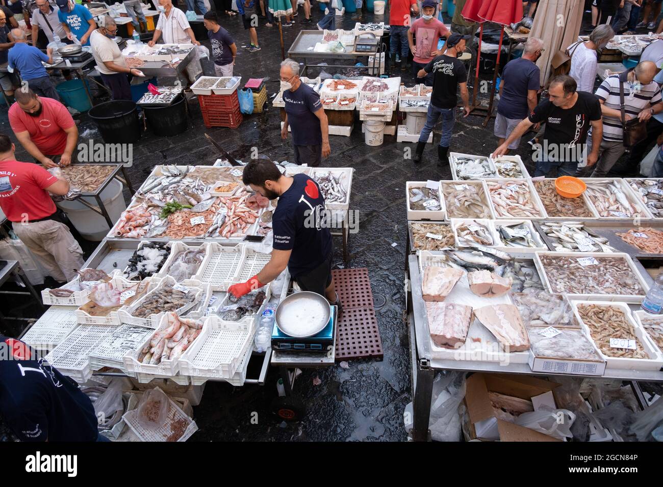Catania, Sizilien, Italien - 22. Juli 2021: Traditioneller Fischmarkt Stockfoto