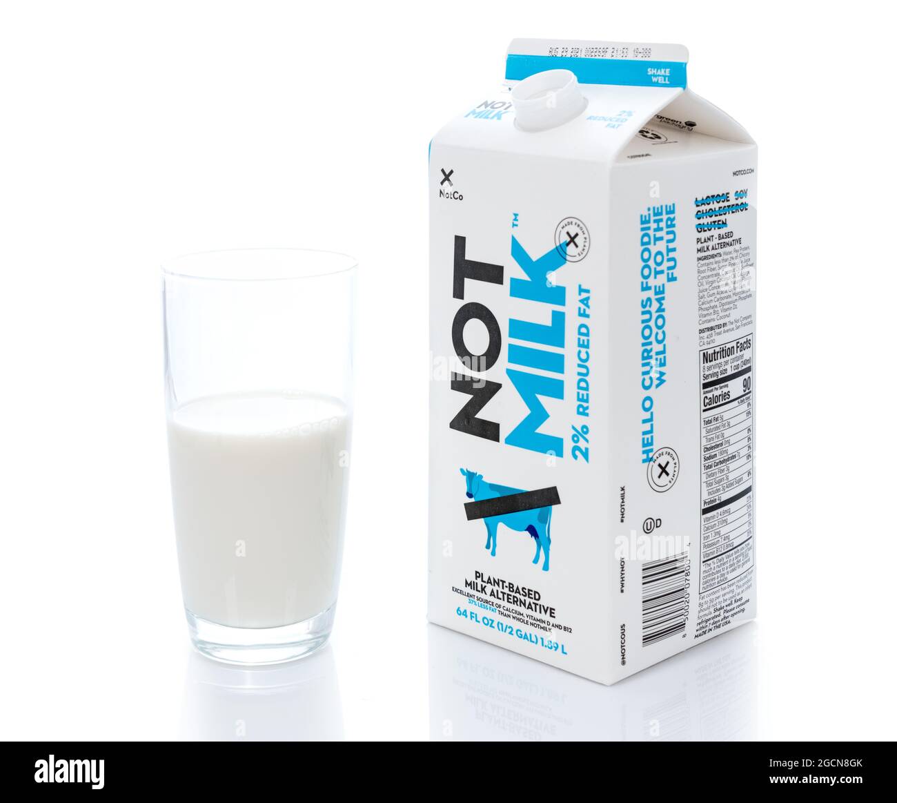 Morgantown, WV - 16 July 2021: Karton der Milchalternative NotMilk or Not Milch isoliert gegen Weiß mit Glasbecher Stockfoto