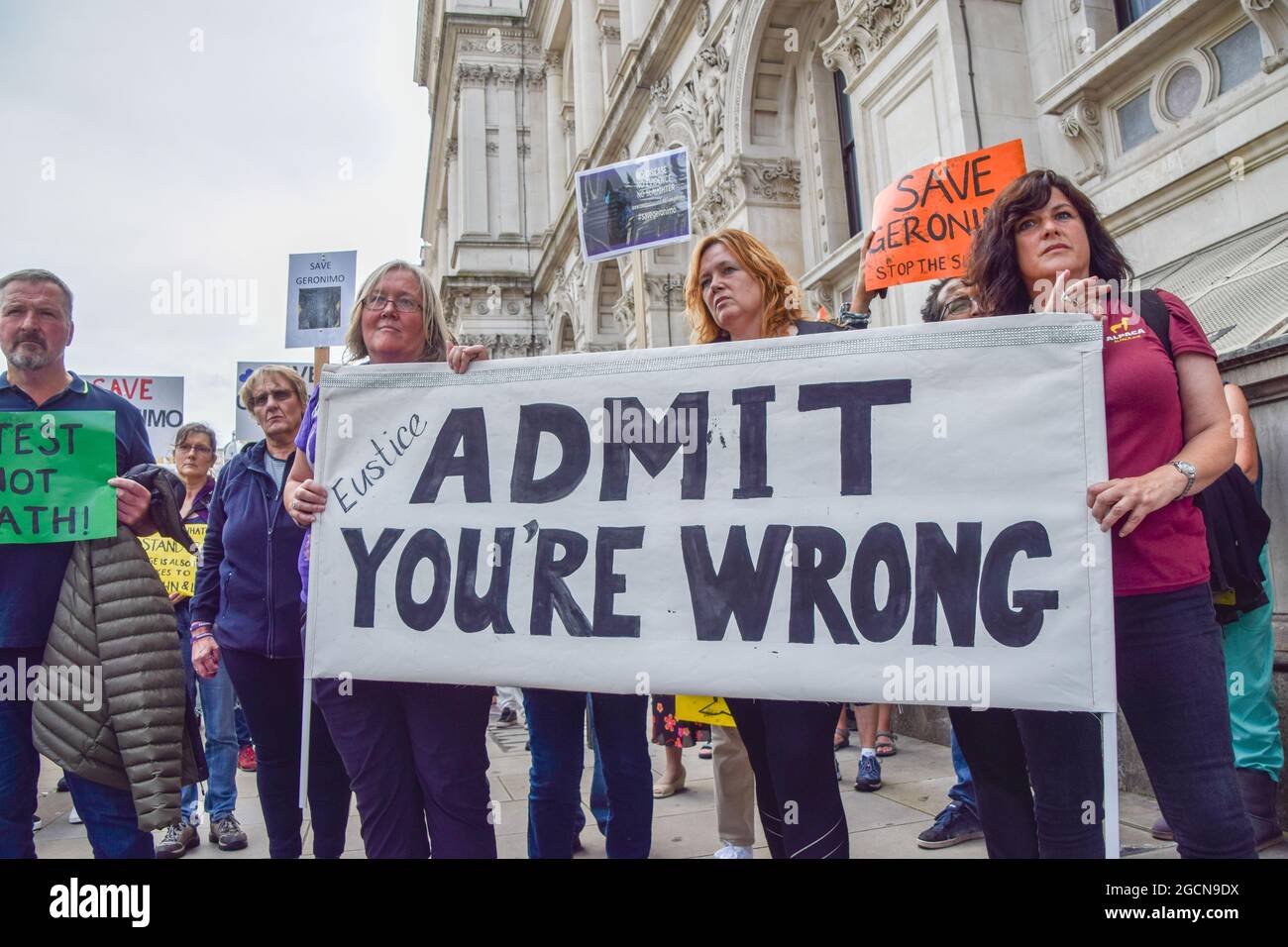 Demonstranten halten ein Transparent, auf dem Umweltminister George Eustice auffordert, zuzugeben, dass er sich während der Save Geronimo-Demonstration vor der Downing Street geirrt hat. Demonstranten marschierten vom Ministerium für Umwelt, Ernährung und ländliche Angelegenheiten (Defra) zur Downing Street, um Geronimo, den Alpaka, zu unterstützen. Geronimo wurde zweimal positiv auf Rindertuberkulose getestet und Defra hat daraufhin eine Euthanasie angeordnet. Helen Macdonald, die sich um Geronimo kümmert, ist unnachtlos, die Tests sind unwissenschaftlich und ungenau. (Foto von Vuk Valcic/SOPA Images/Sipa USA) Stockfoto