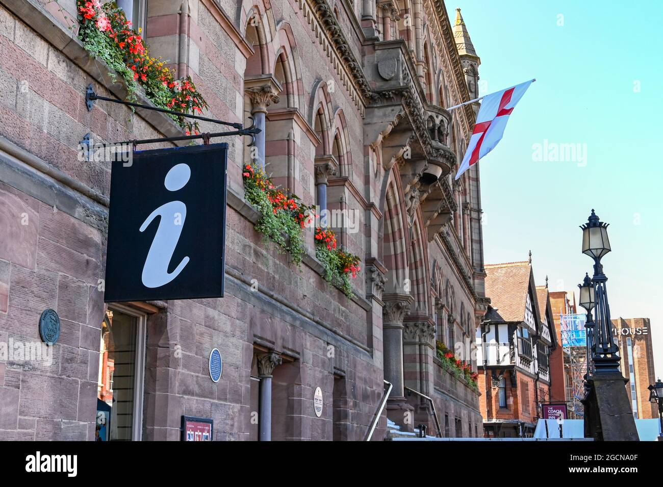 Chester, Cheshire, England - Juli 2021: Schild vor dem Touristeninformationszentrum im Rathaus im Stadtzentrum Stockfoto