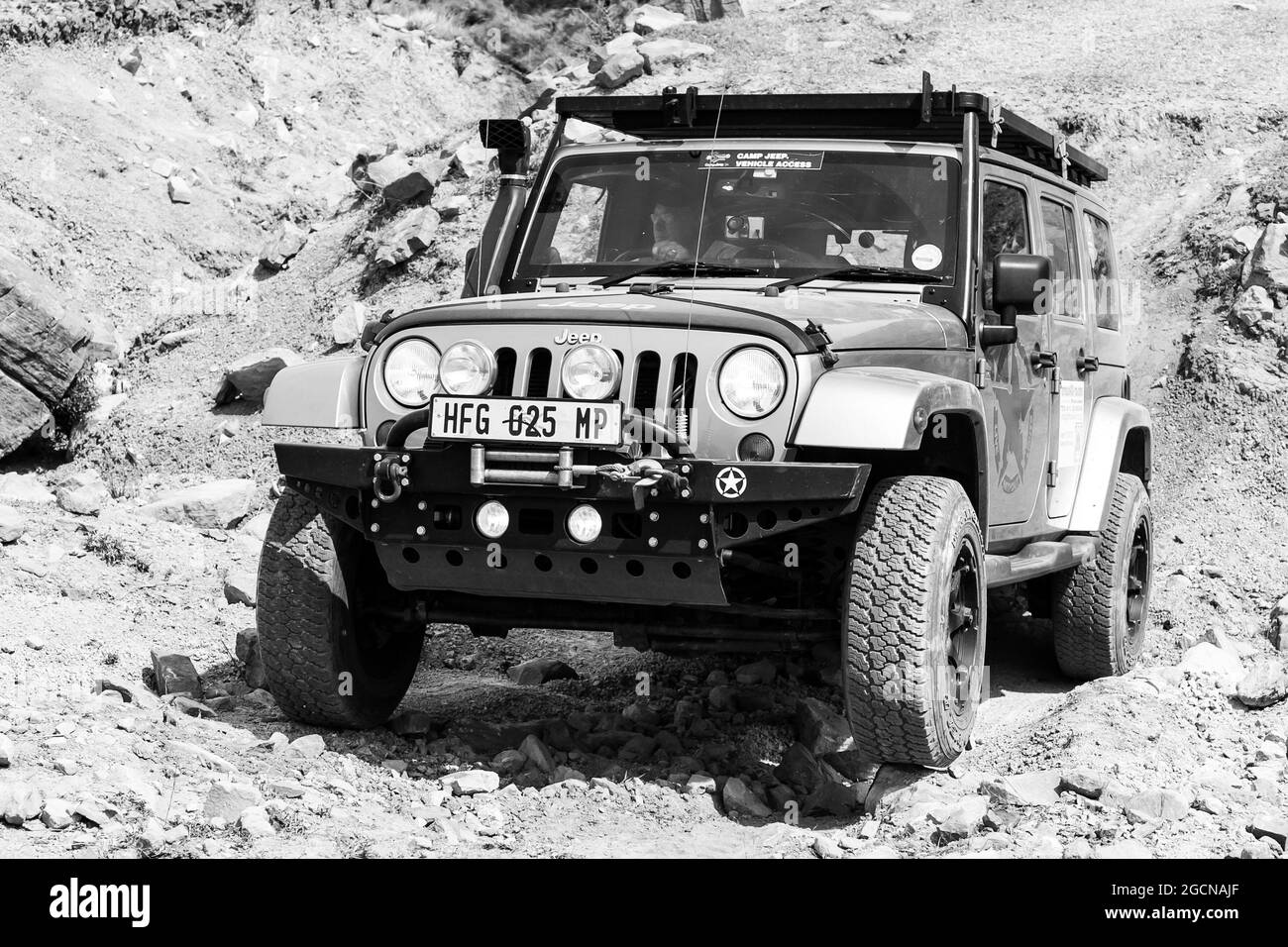 HARRISMI, SÜDAFRIKA - 06. Jan 2021: Eine Graustufe eines 4x4 Hindernisfahrers beim Camp Jeep auf dem Drakensberg in Harrismi, Südafrika Stockfoto