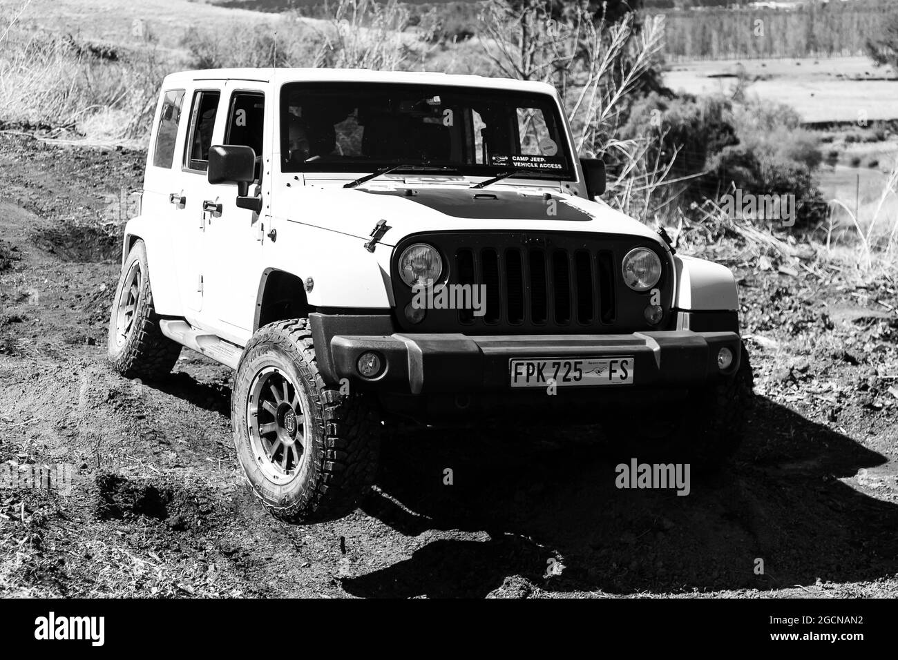 HARRISMI, SÜDAFRIKA - 06. Jan 2021: Eine Graustufe eines 4x4 Hindernisfahrers beim Camp Jeep auf dem Drakensberg in Harrismi, Südafrika Stockfoto