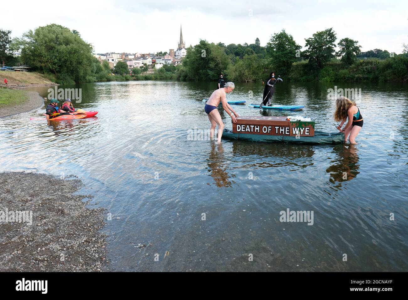 Ross auf Wye, Herefordshire, Großbritannien – Montag, 9. August 2021 – Wild-Schwimmtrainer Angela Jones führt einen Protest mit einem Scheinsarg mit der Aufschrift „Death of the Wye“ über die hohen Verschmutzungen und Abwässer im Fluss Wye an. Der River Wye weist hohe Nitrate und Phosphate auf, die nach Meinung der Demonstranten von den vielen intensiven Geflügelfarmen entlang der Route des Wye stammen, die durch die Grafschaften Powys und Herefordshire führen. Foto Steven May / Alamy Live News Stockfoto