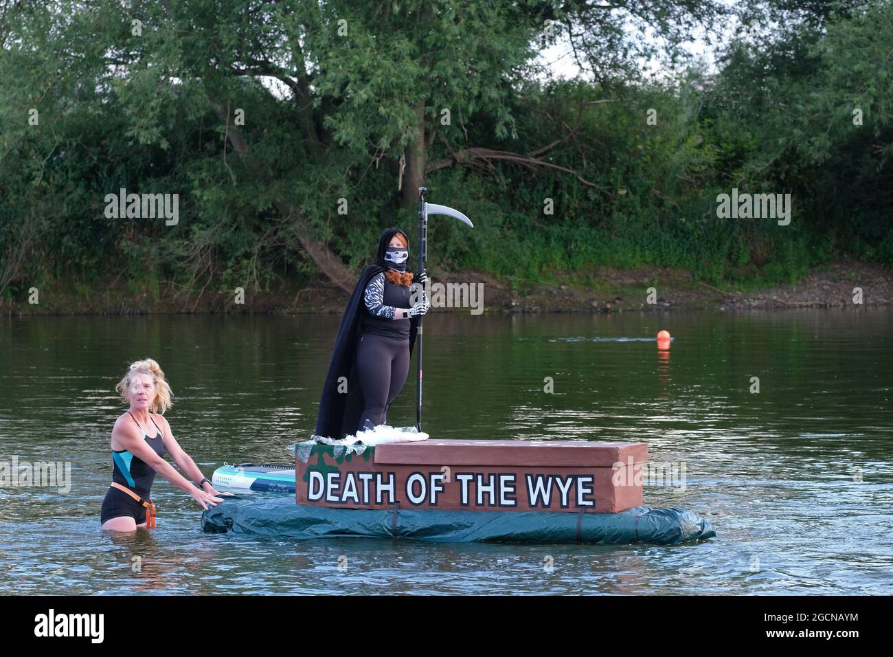 Ross auf Wye, Herefordshire, Großbritannien – Montag, 9. August 2021 – Wild-Schwimmtrainer Angela Jones führt einen Protest mit einem Scheinsarg mit der Aufschrift „Death of the Wye“ über die hohen Verschmutzungen und Abwässer im Fluss Wye an. Der River Wye weist hohe Nitrate und Phosphate auf, die nach Meinung der Demonstranten von den vielen intensiven Geflügelfarmen entlang der Route des Wye stammen, die durch die Grafschaften Powys und Herefordshire führen. Foto Steven May / Alamy Live News Stockfoto