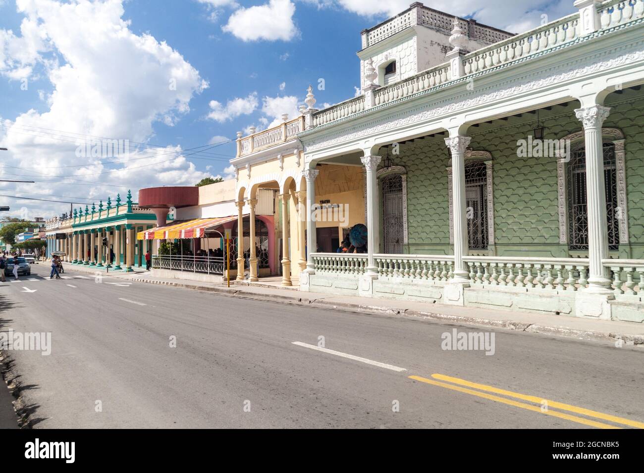 LAS TUNAS, KUBA - 27. JAN 2016: Alte Gebäude im Zentrum von Las Tunas. Stockfoto