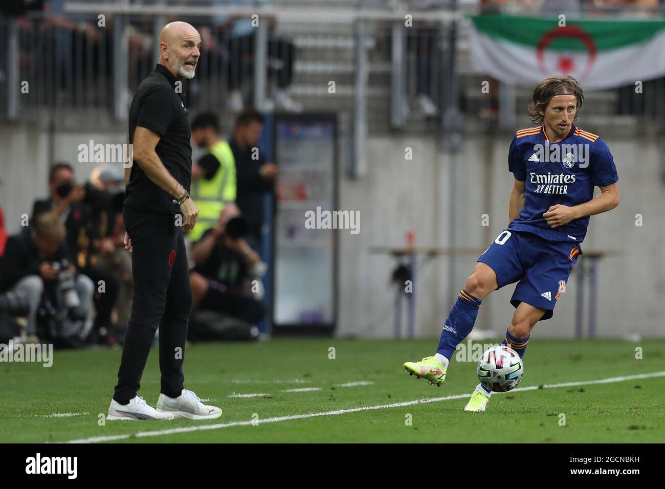 Klagenfurt, Österreich, 8. August 2021. Luka Modric von Real Madrid kontrolliert den Ball, während Stefano Pioli Cheftrainer des AC Milan während des Vorsaison-Freundschaftsspiels im Worthersee-Stadion in Klagenfurt Anweisungen an seine Spieler ausruft. Bildnachweis sollte lauten: Jonathan Moscrop / Sportimage Stockfoto