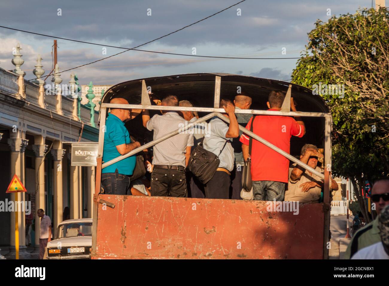LAS TUNAS, KUBA - 27. JAN 2016: In Las Tunas fahren Menschen in einem Lastwagen. In Kuba transportieren Lastwagen häufig Passagiere. Stockfoto