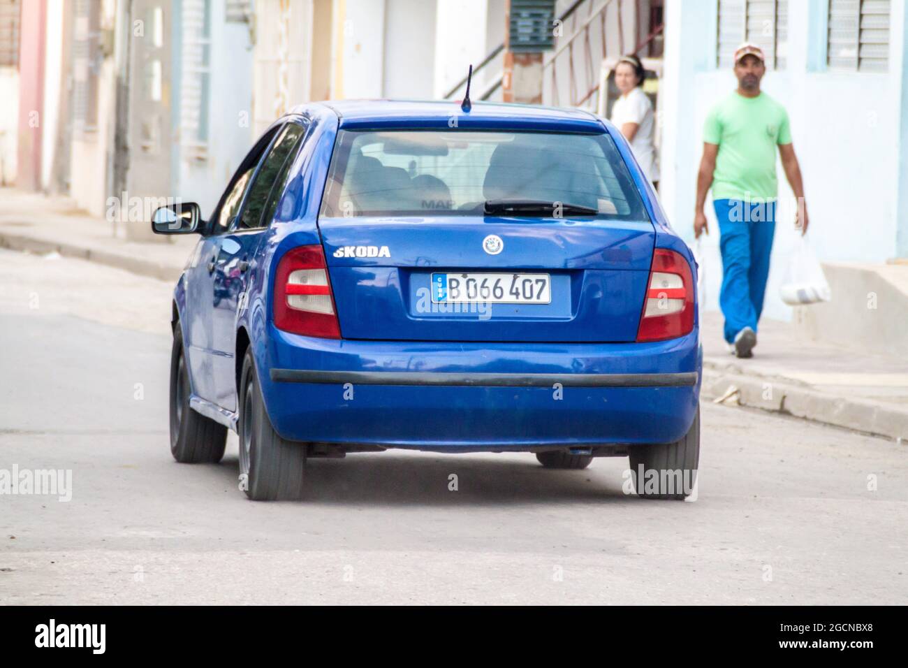 LAS TUNAS, KUBA - 27. JAN 2016: Modernes Skoda-Auto in einer Straße in Las Tunas. Stockfoto