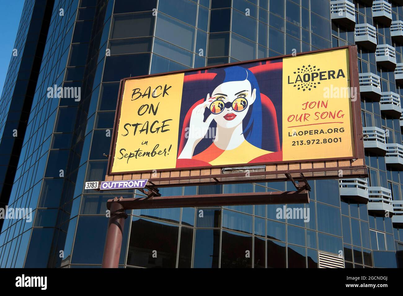 Plakatwand für L.A. Opera kündigt an, dass sie die Live-Auftritte im Zusammenhang mit Covid Pandemic wieder aufnehmen werden. Stockfoto