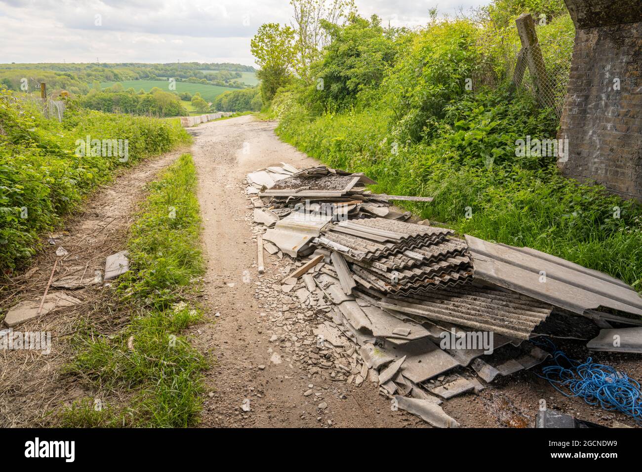 Asbestplatten, fliegen gekippt in einer Landstraße in der Nähe von gravesend Kent. Stockfoto