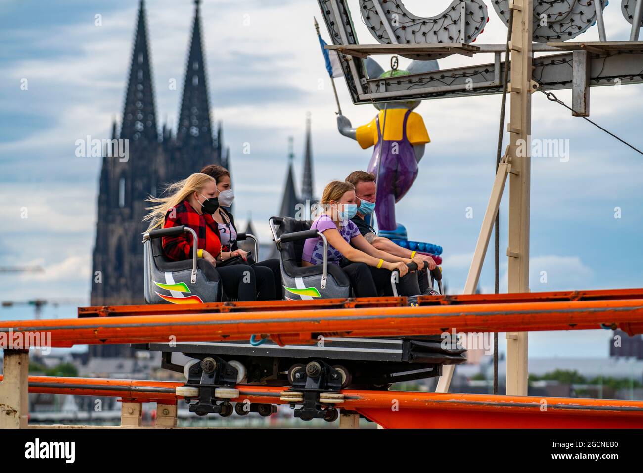 Achterbahn Wilde Maus, auf der Kirmes Happy Colonia, Kirmes-Spaß mit Maske, Corona-konformer Kirmes in der Deutzer Werft, am Rhein, eine Zeitverweilige Stockfoto